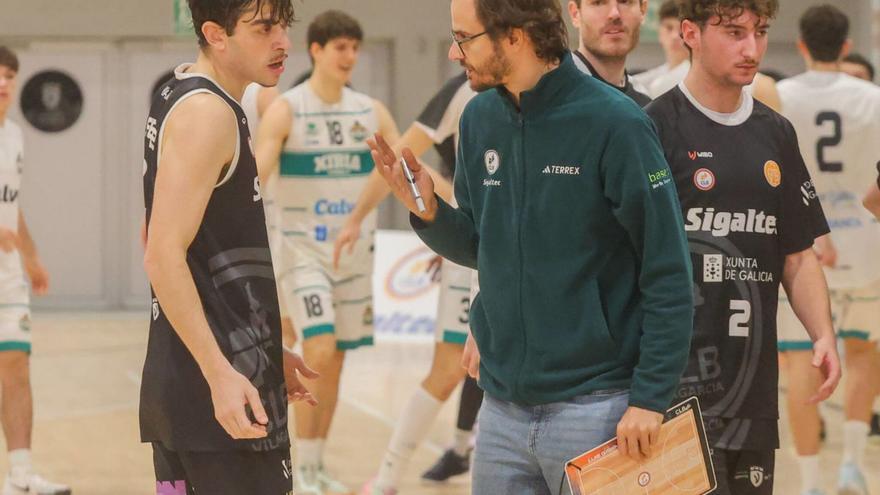 Luis Gabín dando indicaciones a Pablo Fernández. |  Iñaki Abella