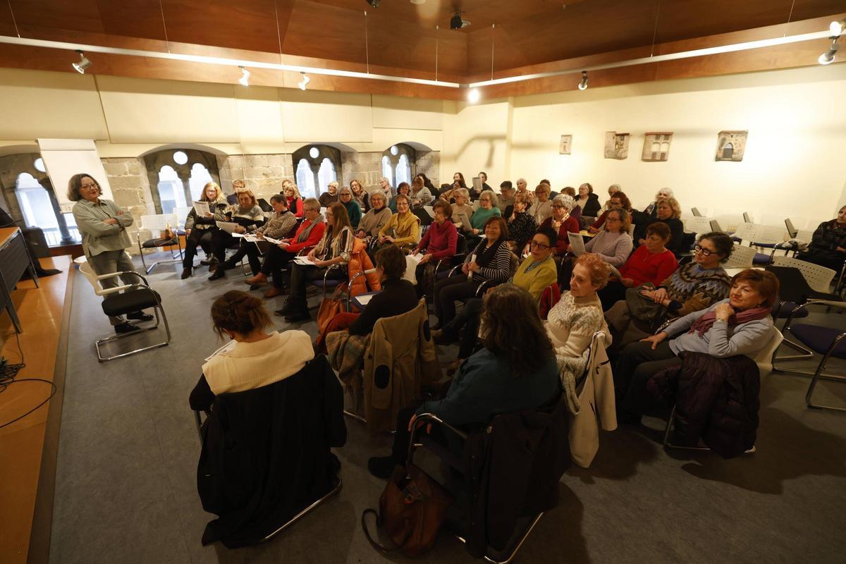 Una reciente reunión del club de lectura en el Valdecarzana.