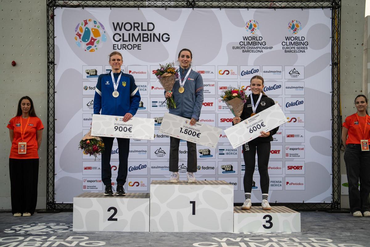 Carla Martínez celebra su victoria en la prueba de escalada de velocidad de la Copa de Europa, disputada durante el festival GRAVITEO
