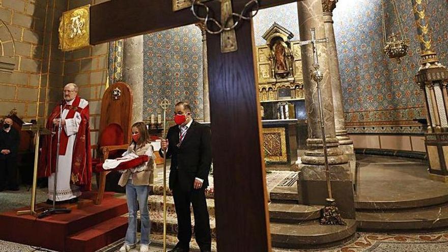 La intercesión funcionó. La Cofradía del Cautivo realizó el pasado Jueves Santo una ofrenda ante la imagen titular a la que pidieron su intercesión para la liberación de un preso en la próxima Semana Santa. Al final, la buena noticia llegó antes. En la imagen, Javier Suárez, párroco de San Juan, Candela Menéndez López y Alfredo García, durante la ofrenda: un cojín rojo que portaba el capuchón del reo. | Luisma Murias