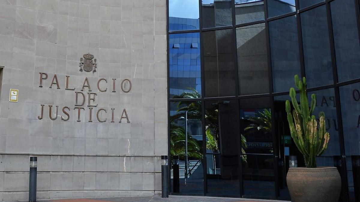 Exterior del Palacio de Justicia de Santa Cruz de Tenerife.