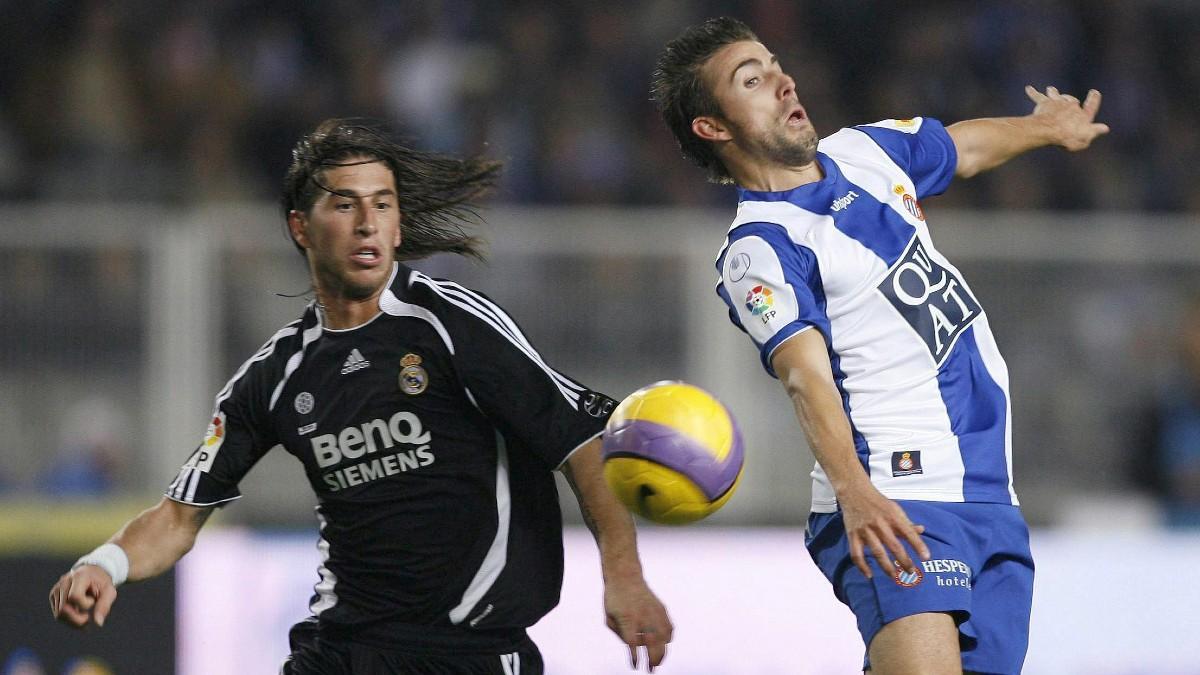 Sergio Ramos y Luís García disputan un balón en un Espanyol - Real Madrid