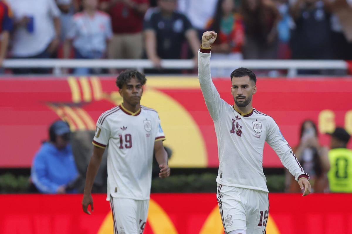 Baena y Lamine Yamal, tras el primer gol de España