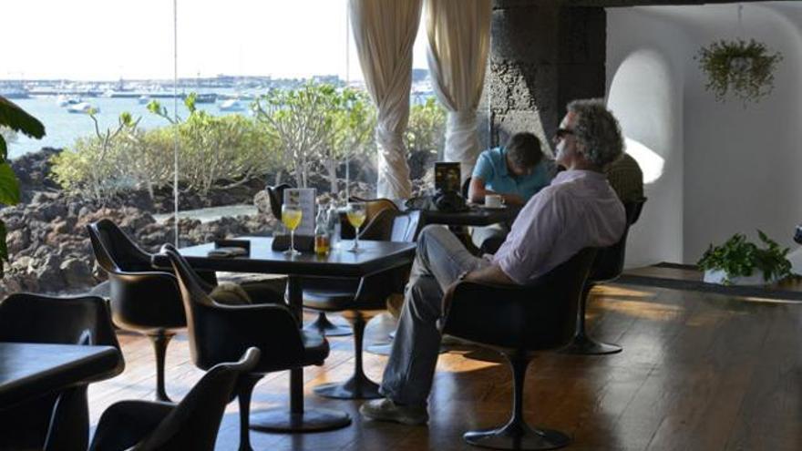 Clientes en el restaurante del Castillo de San José. | adriel perdomo