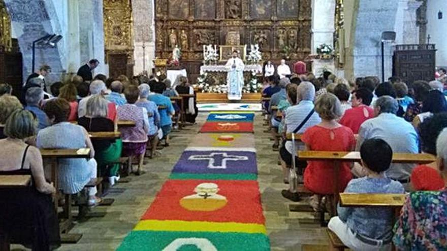 Francisco Ortega Vicente oficia una eucaristía en la parroquia de Morales durante las fiestas celebradas el pasado año.