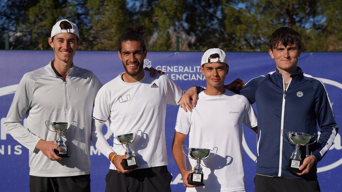 Alejo sánchez y el alemán Liam Gavrielides, a la derecha, campeones del ITF Men´s de Villena en dobles, con los finalistas Alex Knaff y Adria Soriano.