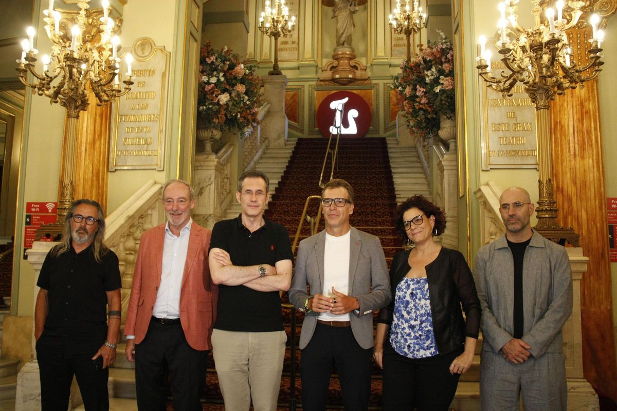 Els organitzadors de la gala a les portes del Liceu