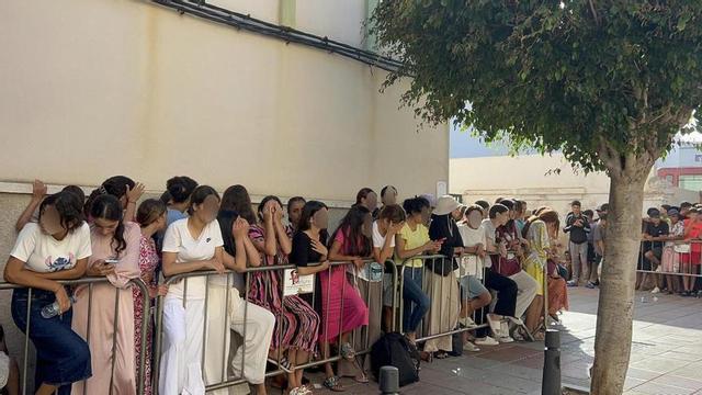 Nens i nenes esperen a les portes de la Direcció Superior de Policia de Ceuta perquè els registrin.