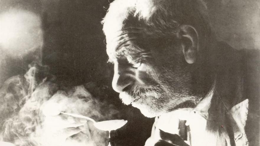 Un hombre come en la Cocina Económica, la fotografía preferida de Alberto Martí de todas cuantas hizo.