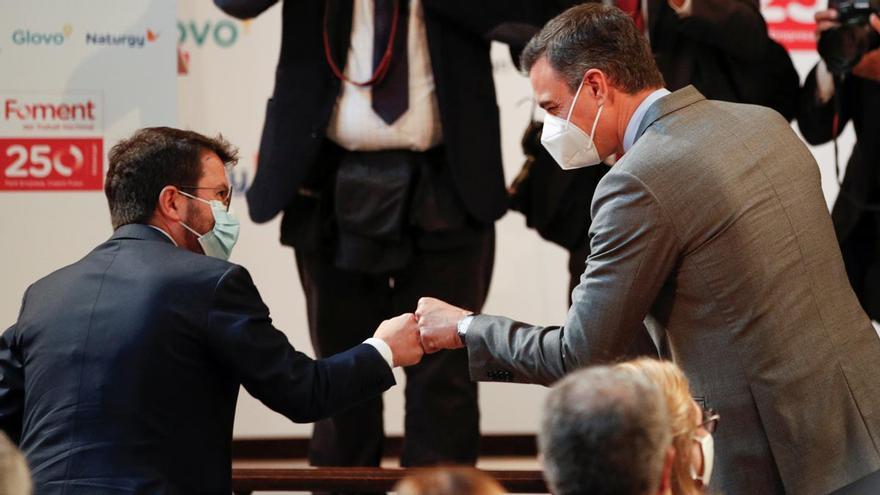 Pedro Sánchez y Pere Aragonès se saludan en un acto de Foment del Treball en Barcelona
