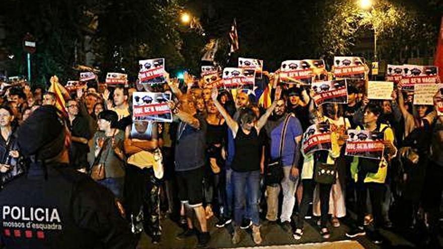 Manifestació davant la caserna de la Guàrdia de Civil de la Travessera de Gràcia