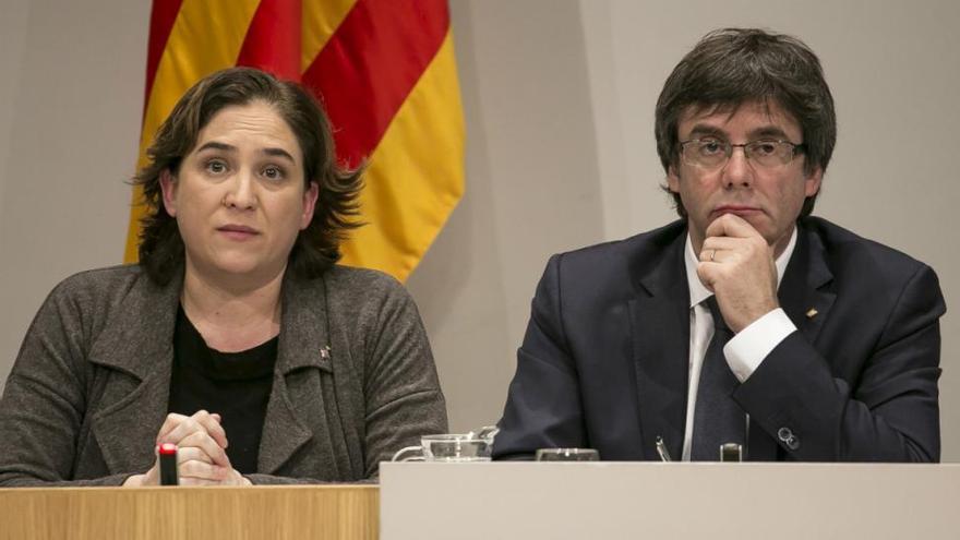 Colau y Puigdemont chocan en Twitter por los desahucios