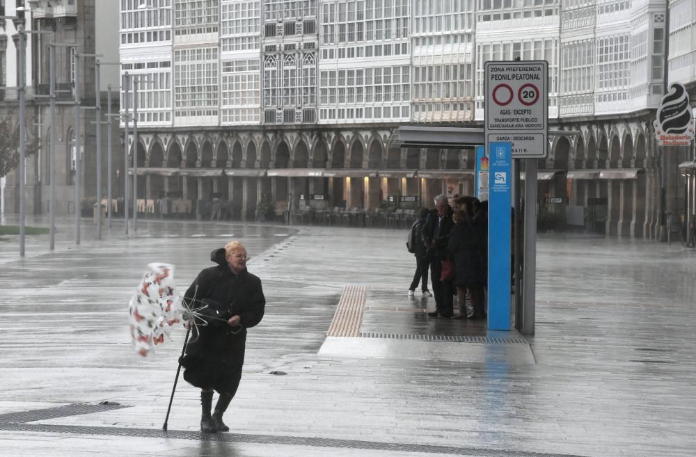 Meteorología adversa en una jornada de aviso naranja por lluvia con acumulaciones de hasta 80 litros por metro cuadrado, fuertes rachas de viento y fenómenos costeros en A Coruña.