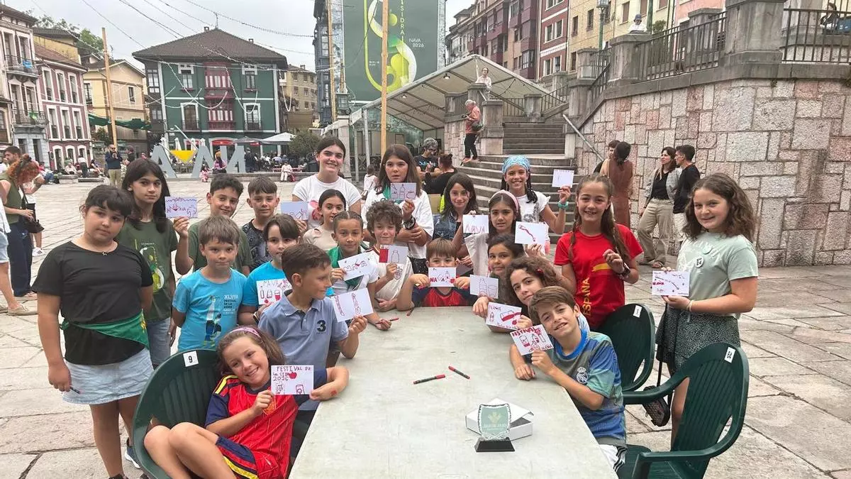 Los jóvenes de Nava trazan sus diseños para los vasos del Festival de la Sidra: “Está bien que participemos en la fiesta”