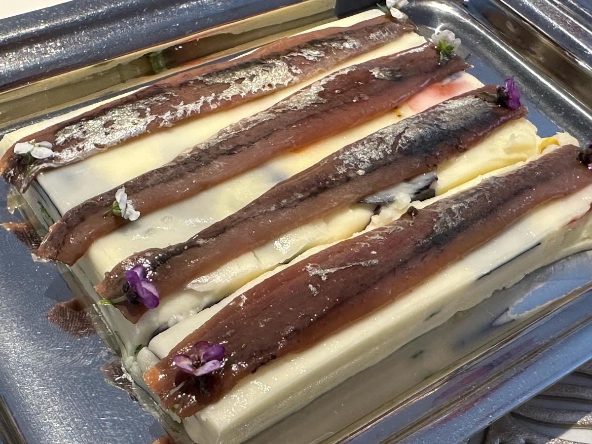 Anchoas con milhojas de mantequilla.
