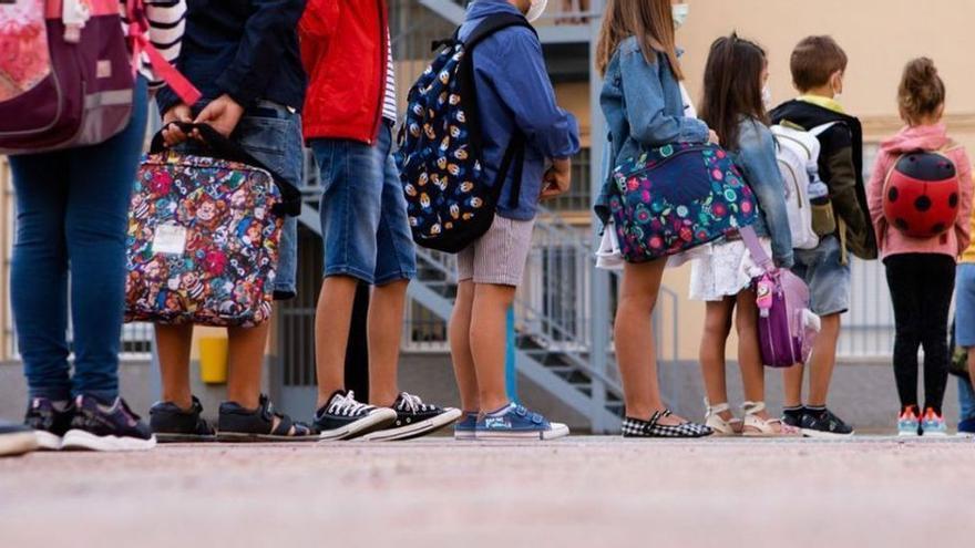 Niños en un patio de un colegio de Zamora capital.