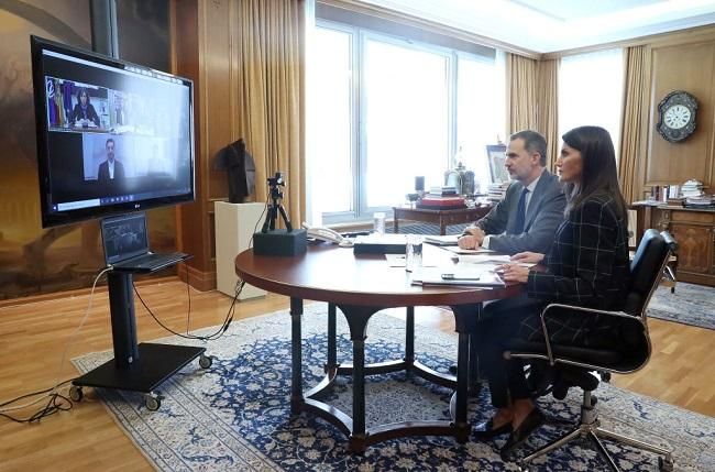 La reina Letizia con look de mocasines, blazer de cuadros y camiseta blanca para una videoconferencia