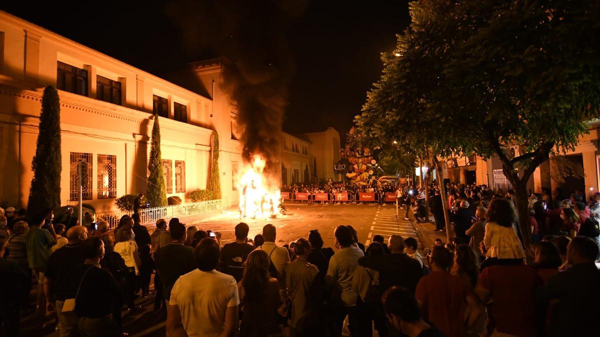 Expectación máxima para presenciar la &#039;cremà&#039; de la falla infantil de Don Bosco.