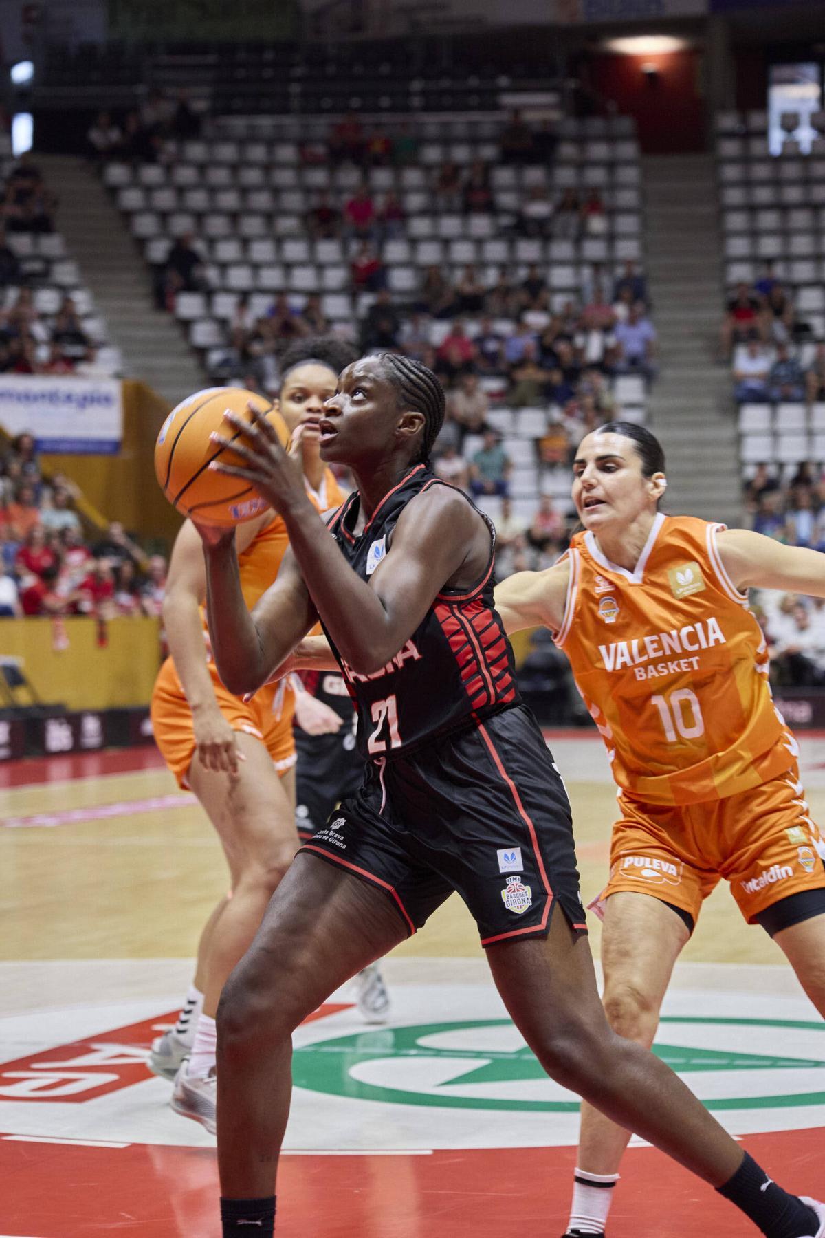 Les imatges del partit de tornada de la semifinal del play-off entre l'Spar Girona i el València