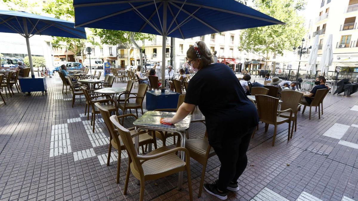 El 24,4% de la población trabajadora de Aragón tiene un contrato temporal, siendo la hostelería uno de los sectores con una mayor tasa de eventuales. | ANDREEA VORNICU