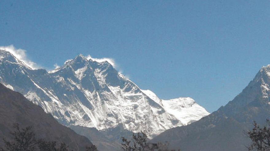 El monte Everest, de 8.850 metros, el más alto del mundo (i), el Monte Lhotse, de 8.414 mestros (c), vistos desde Sangboche.