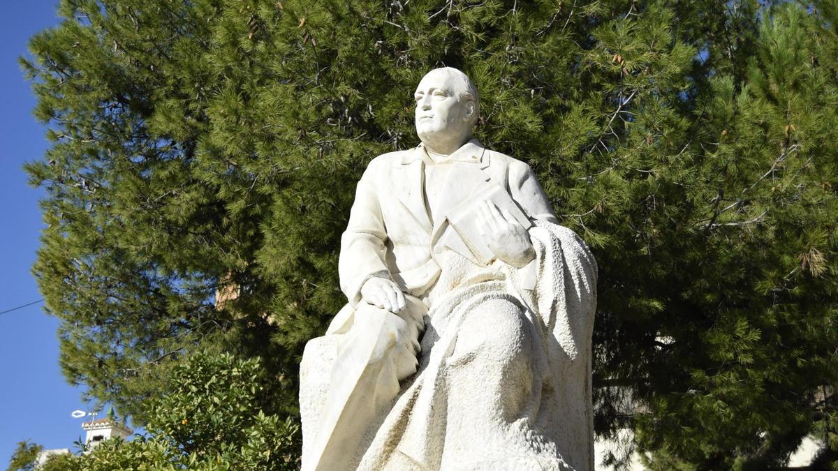 Escultura de Blasco Ibáñez en Burjassot.