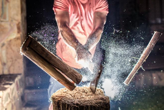 Aizkora, el deporte que consiste en cortar troncos con un hacha