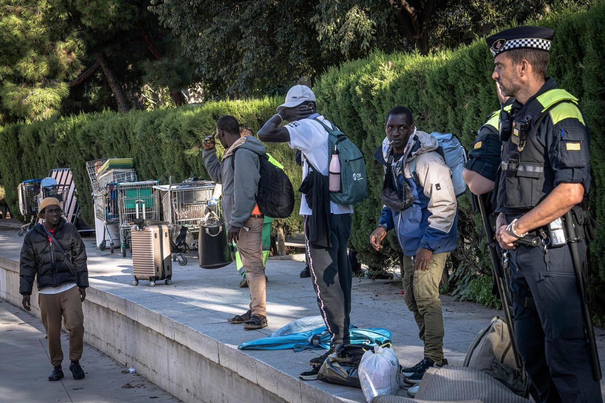 Barcelona desaloja a una treintena de personas sin hogar del parque Joan Miró