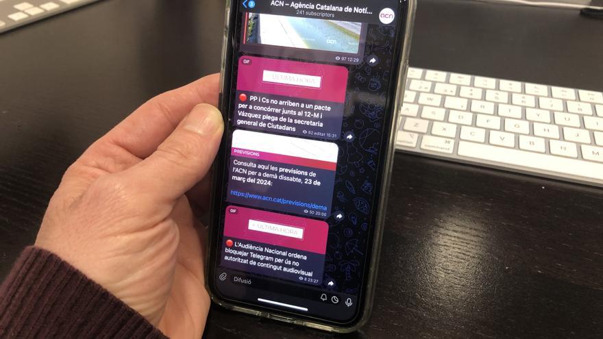 Un telèfon mòbil mostra el canal de Telegram de l'ACN, on apareix l'última hora del bloqueig de la xarxa de missatgeria ordenat per l'Audiència Nacional