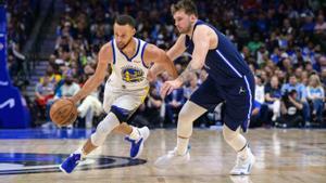 Curry supera en el dribling a Doncic en una acción del tercer encuentro de la final del Oeste