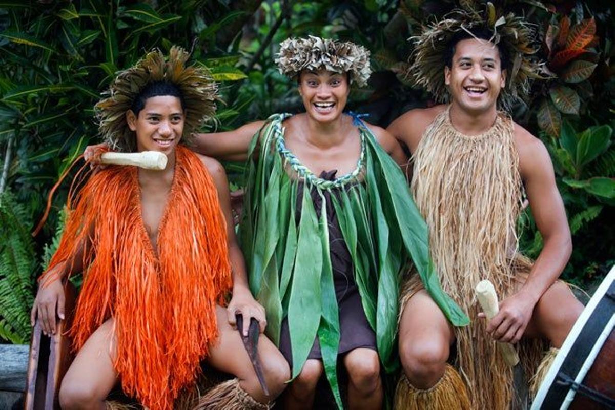 Actores del Highland Paradise Cultural Village de Rarotonga con trajes típicos polinesios.