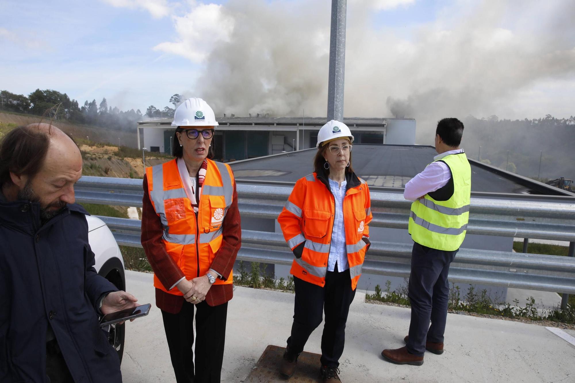 Así fue el espectacular incendio en una planta de Cogersa en Gijón (en imágenes)