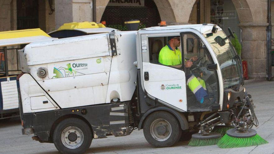 Operarios del servicio de limpieza de Ecourense. | Iñaki Osorio
