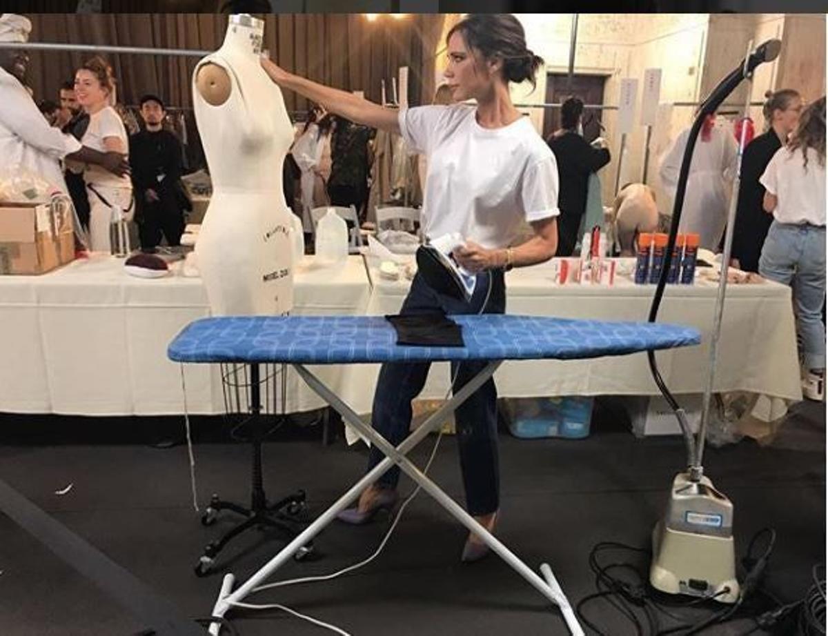 Victoria Beckham planchando su propia colección