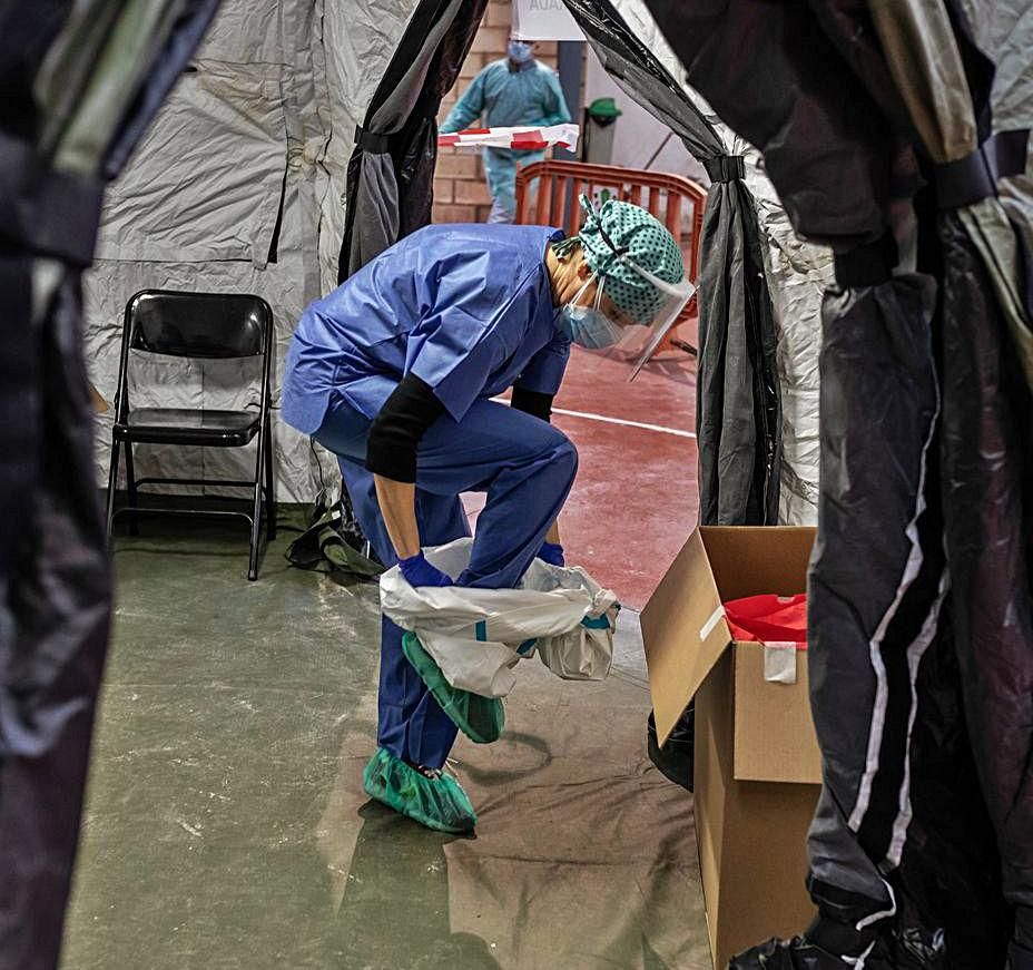 Un sanitario se prepara para trabajar en el cribado masivo. | Nico Rodríguez