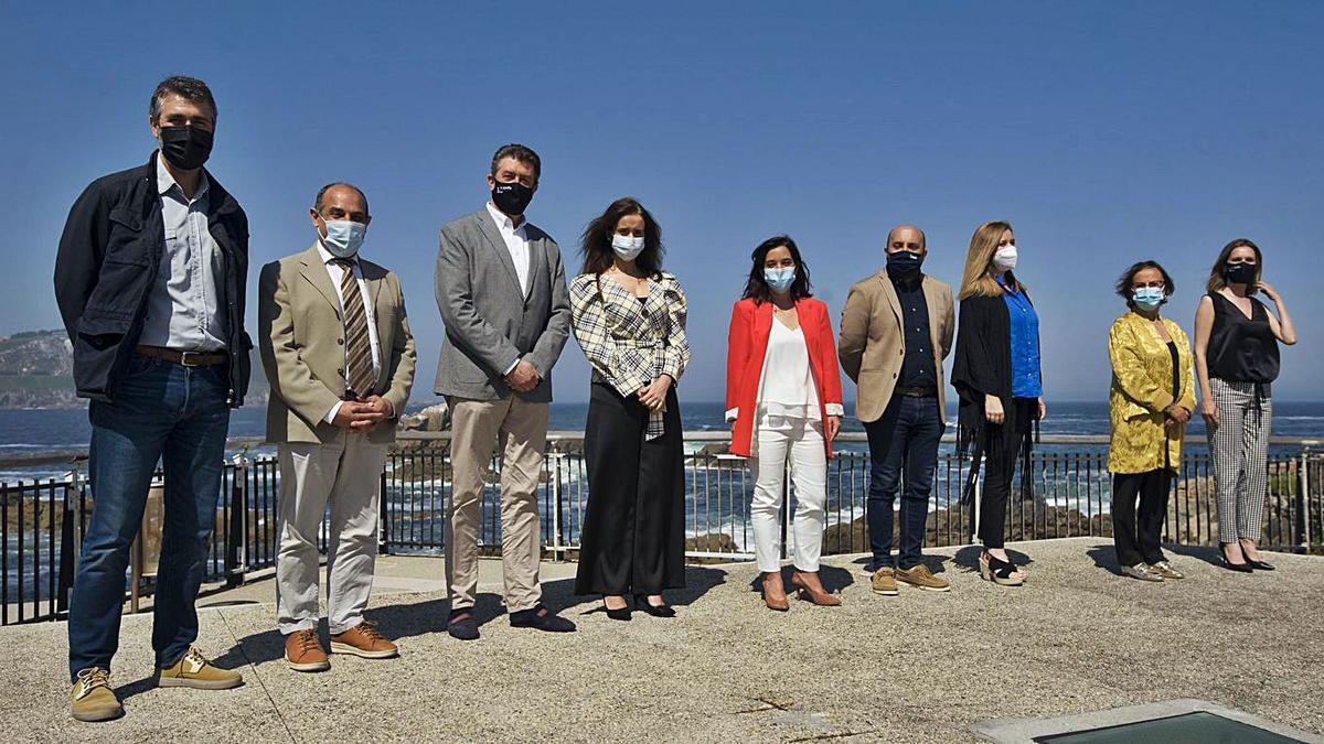 Los nueve concejales del Gobierno local, sin la cesada Eva Acón, ayer en el Acuario. |   // CASTELEIRO/ROLLER AGENCIA