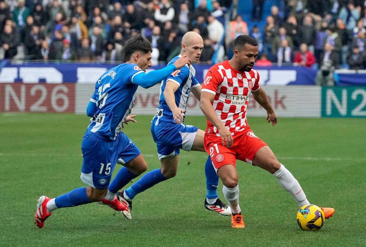 VITORIA (ESPAÑA), 11/01/2025.- El centrocampista del Alavés, Carlos Martínez (i) lucha por el balón con el centrocampista venezolano, Yangel Herrera (d) del Girona FC durante el partido de LaLiga disputado este sábado en el estadio Mendizorroza de Victoria. EFE/L. Rico