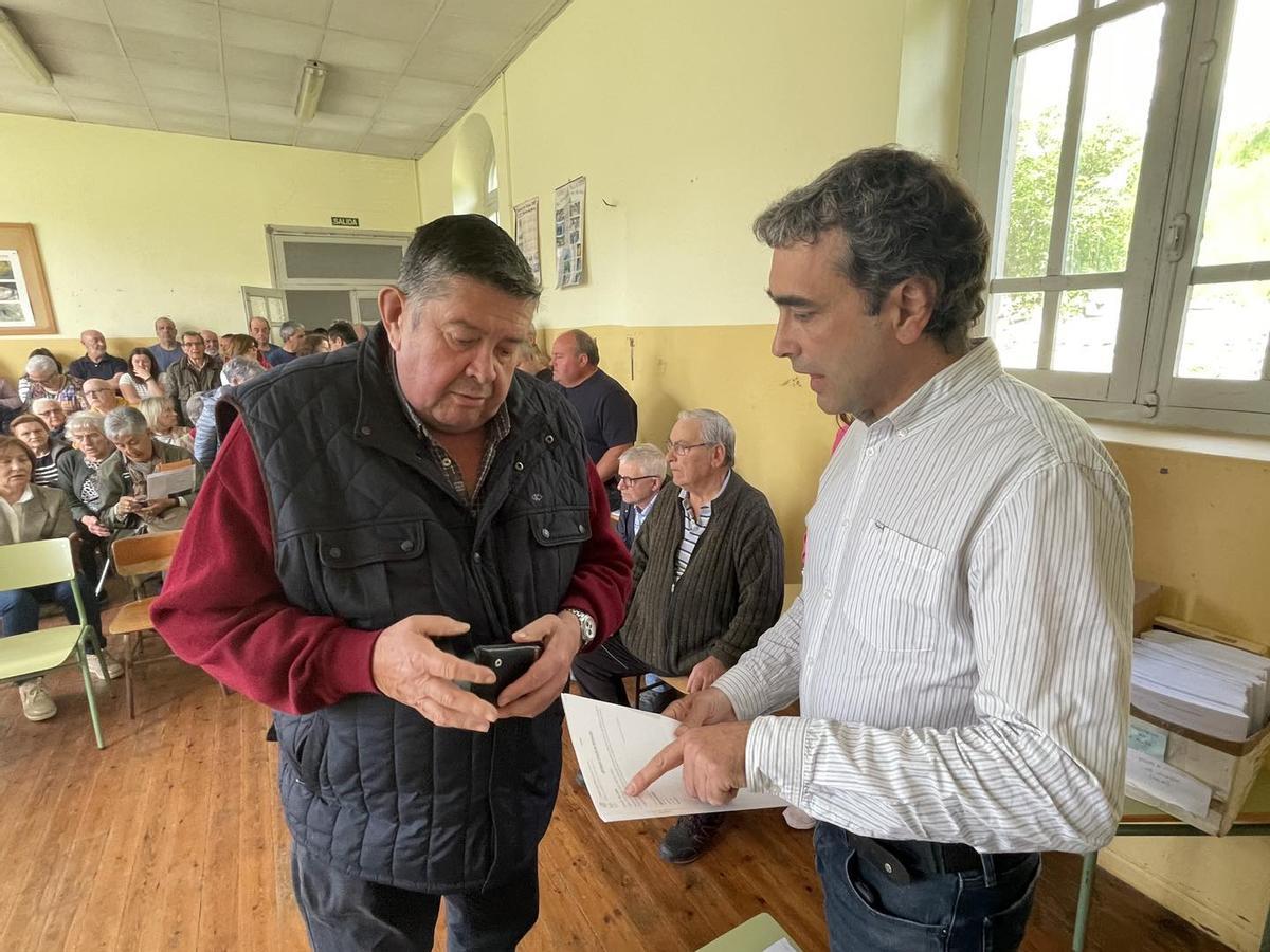El director general de Gestión Forestal entrega a un vecino de Villazón su título de propiedad