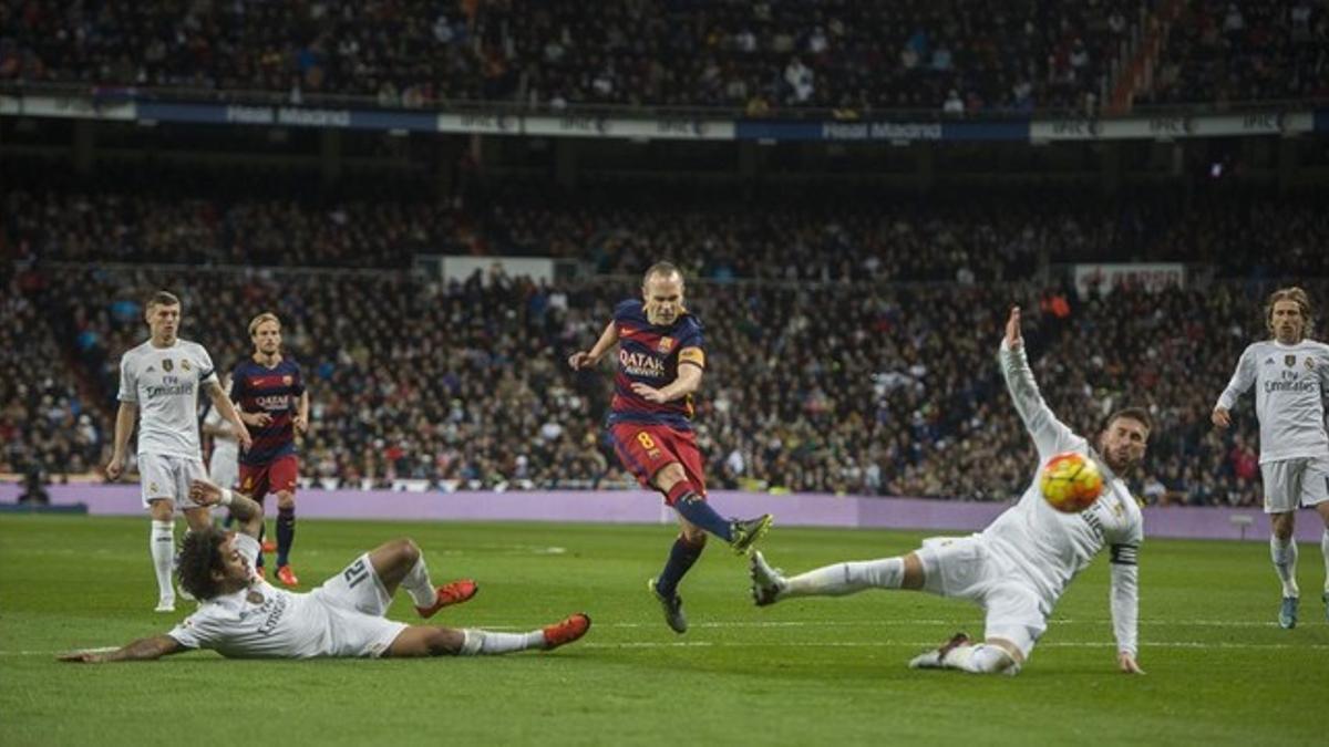 El futbolista azulgrana Andrés Iniesta consigue el tercer gol azulgrana