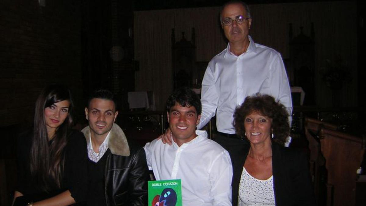 Con su familia, cuando publicó la novela ‘Doble Corazón’.