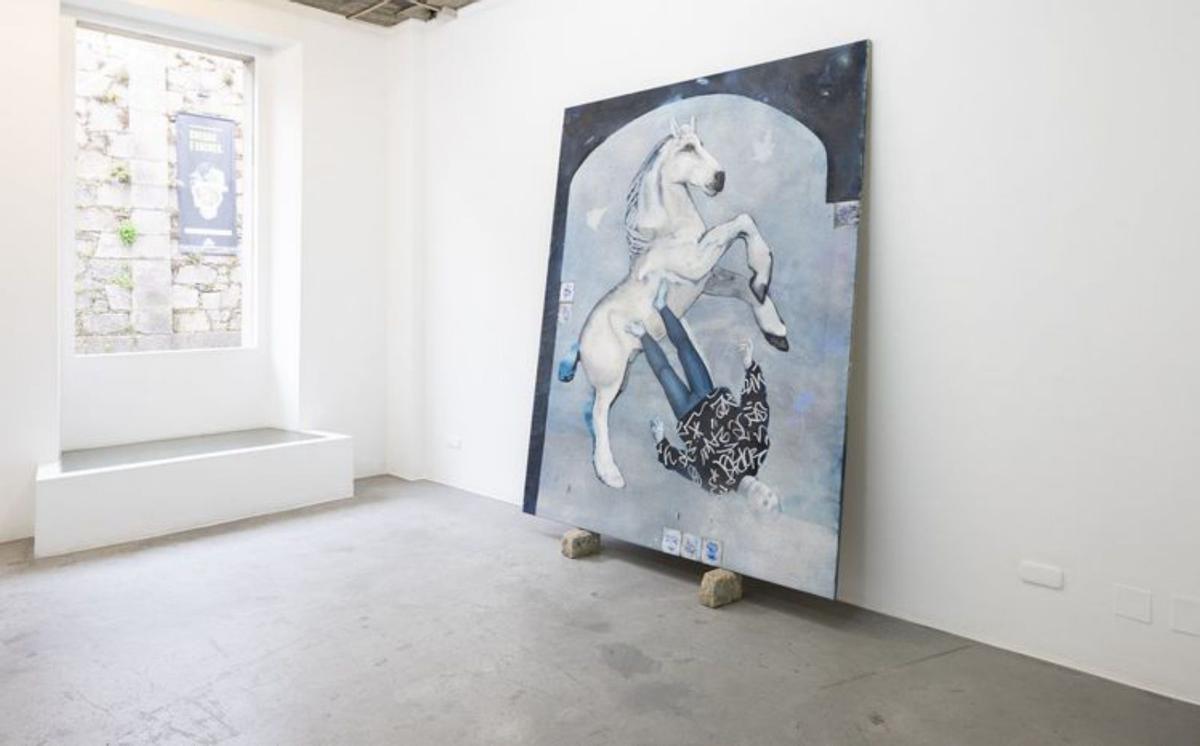 Na imaxe pequena: un cadro de Los Bravú. Na grande: Asunta Rodríguez na galería, cun moble de Antonio Murado ao fondo  |  FOTOS: R.P.O.
