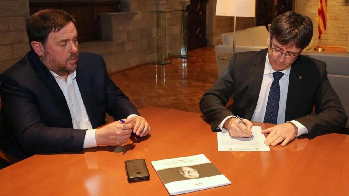 Puigdemont y Junqueras firman la notificación del TC.
