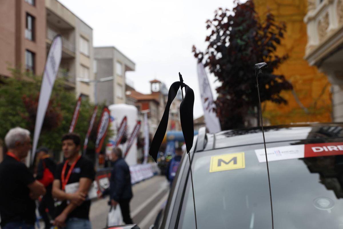Crespón negro en un coche de la dirección de La Vuelta