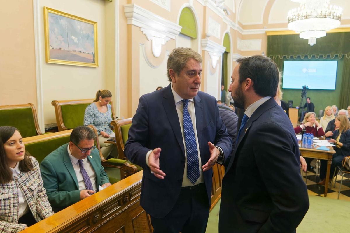Romero charla con Toledo antes del pleno de este jueves donde el nuevo edil juró el cargo.