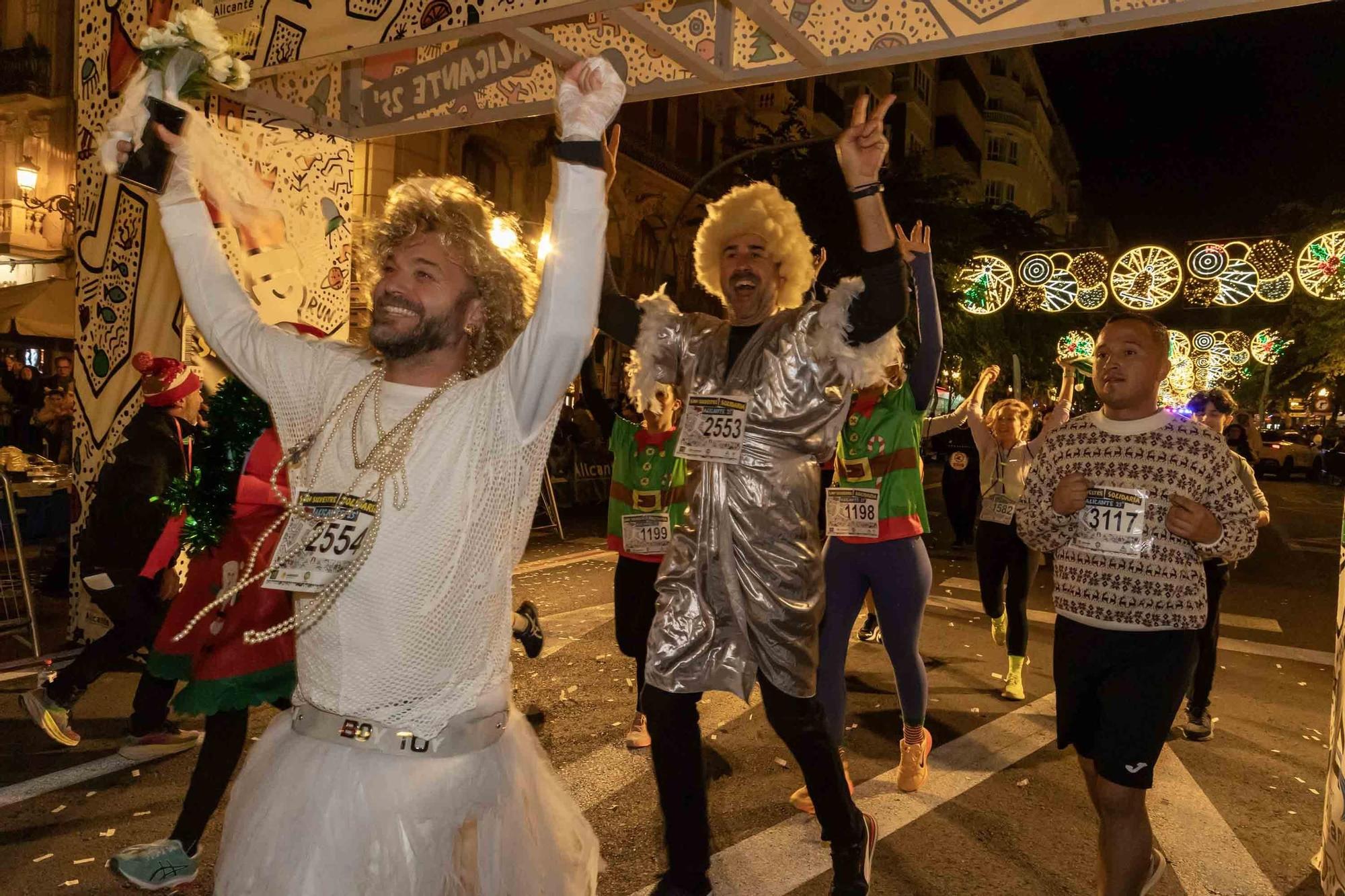 La San Silvestre de Alicante llena de colorido la ciudad