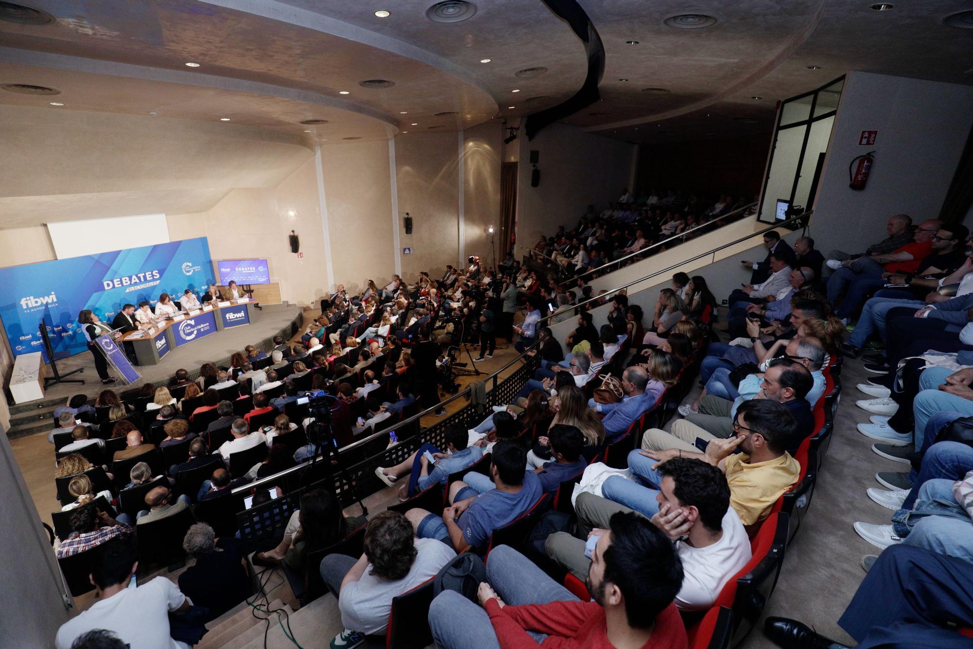 El público aguantó dos horas de debate.