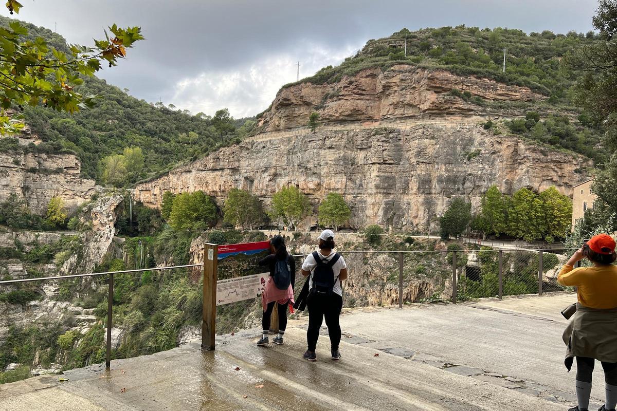 Visitantes en el primer día de apertura de Sant Miquel del Fai.