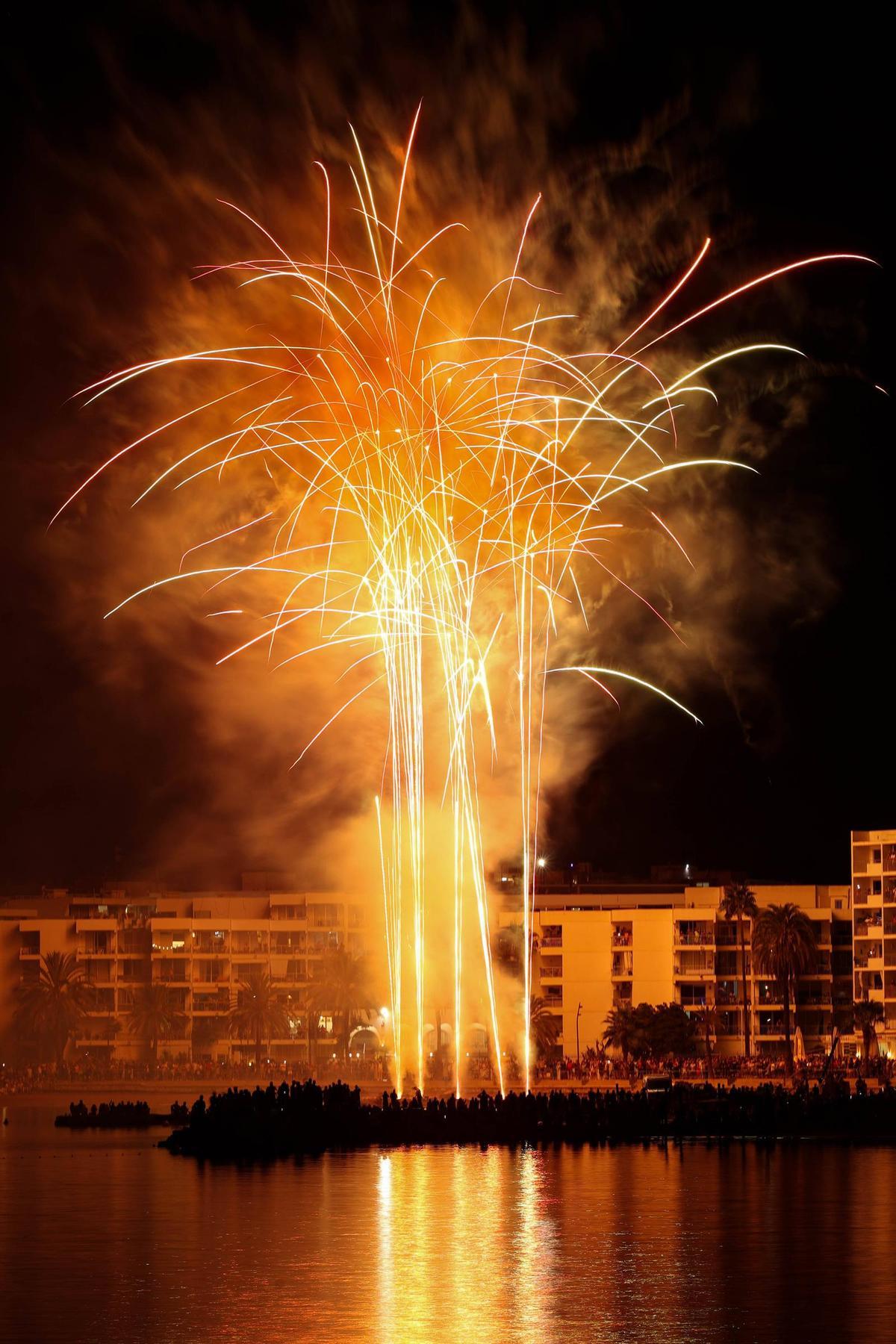 Mira aquí todas las fotos de los fuegos artificiales en ses Figueretes Mira aquí todas las fotos de los fuegos artificiales en ses Figueretes
