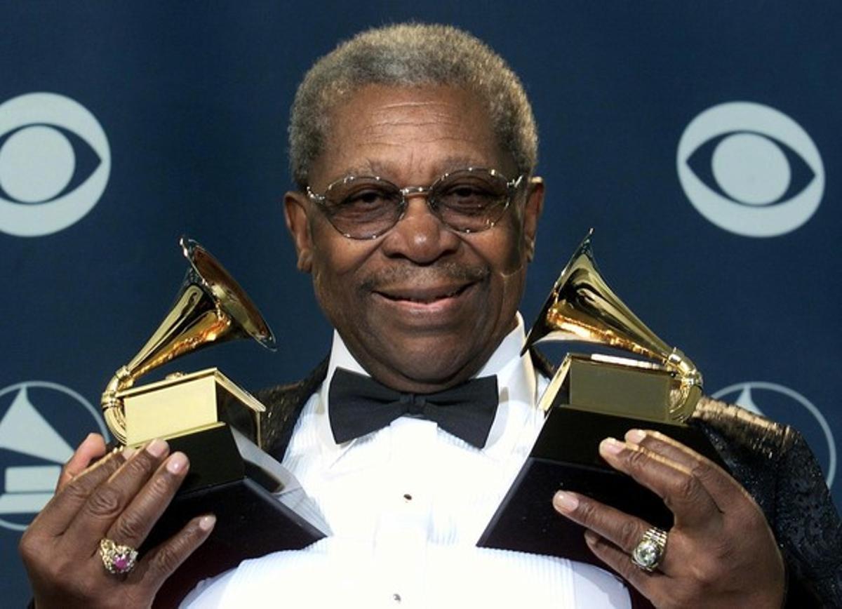 B. B. King posa con sus premios Grammy, en febrero del 2001.