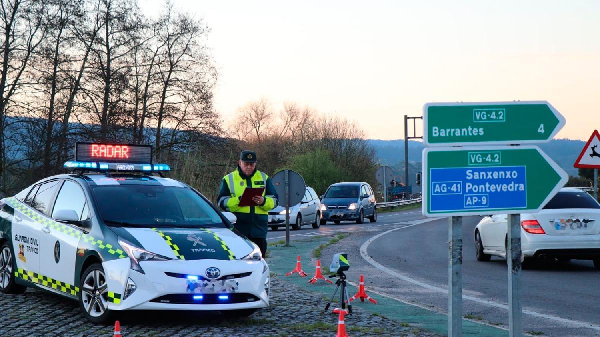 Un control de tráfico con un radar Velolaser en una carretera de Pontevedra.